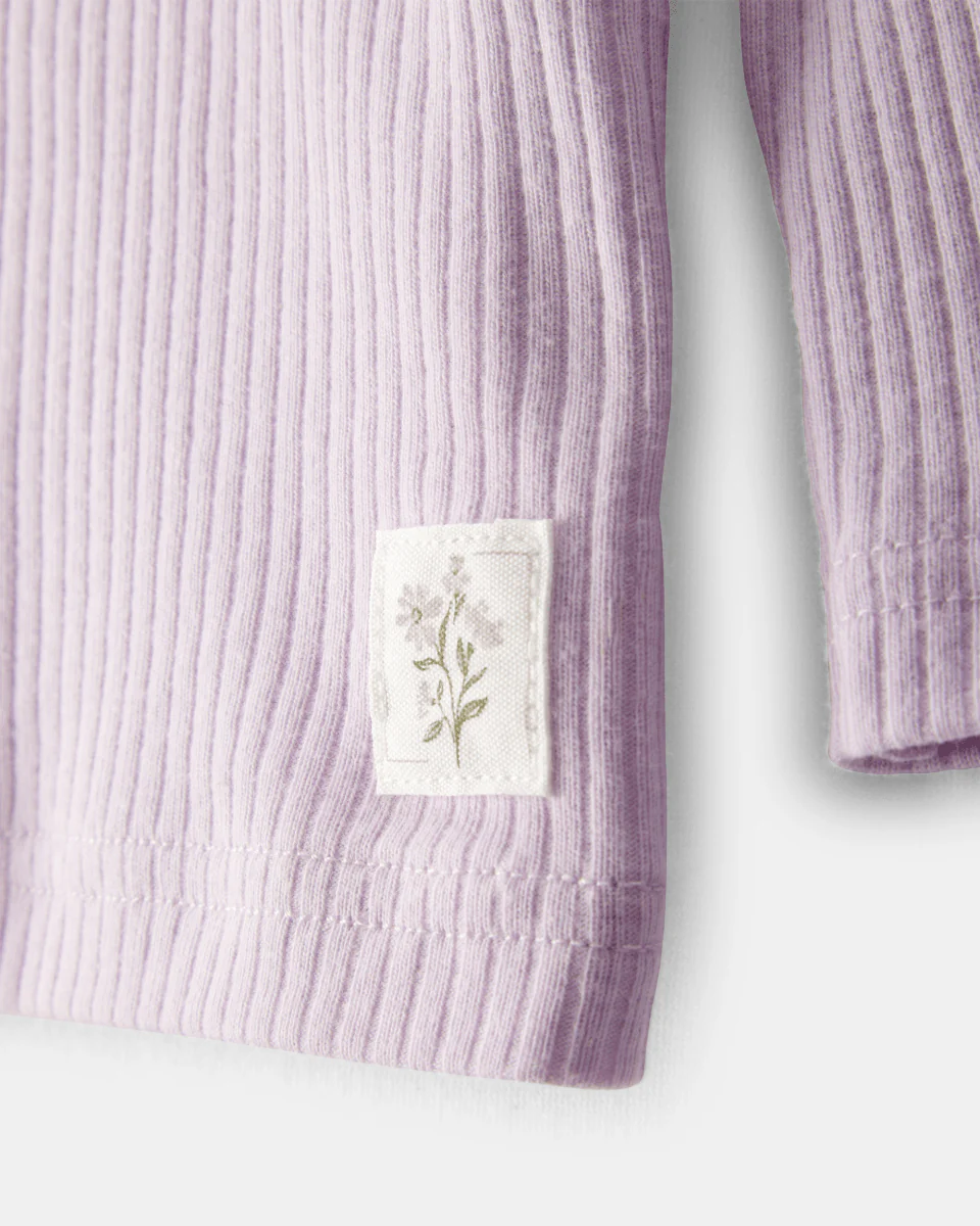 Conjunto 3 piezas, camiseta de algodón, pantalón y gorro, diseño liso en color lavanda - Image 3