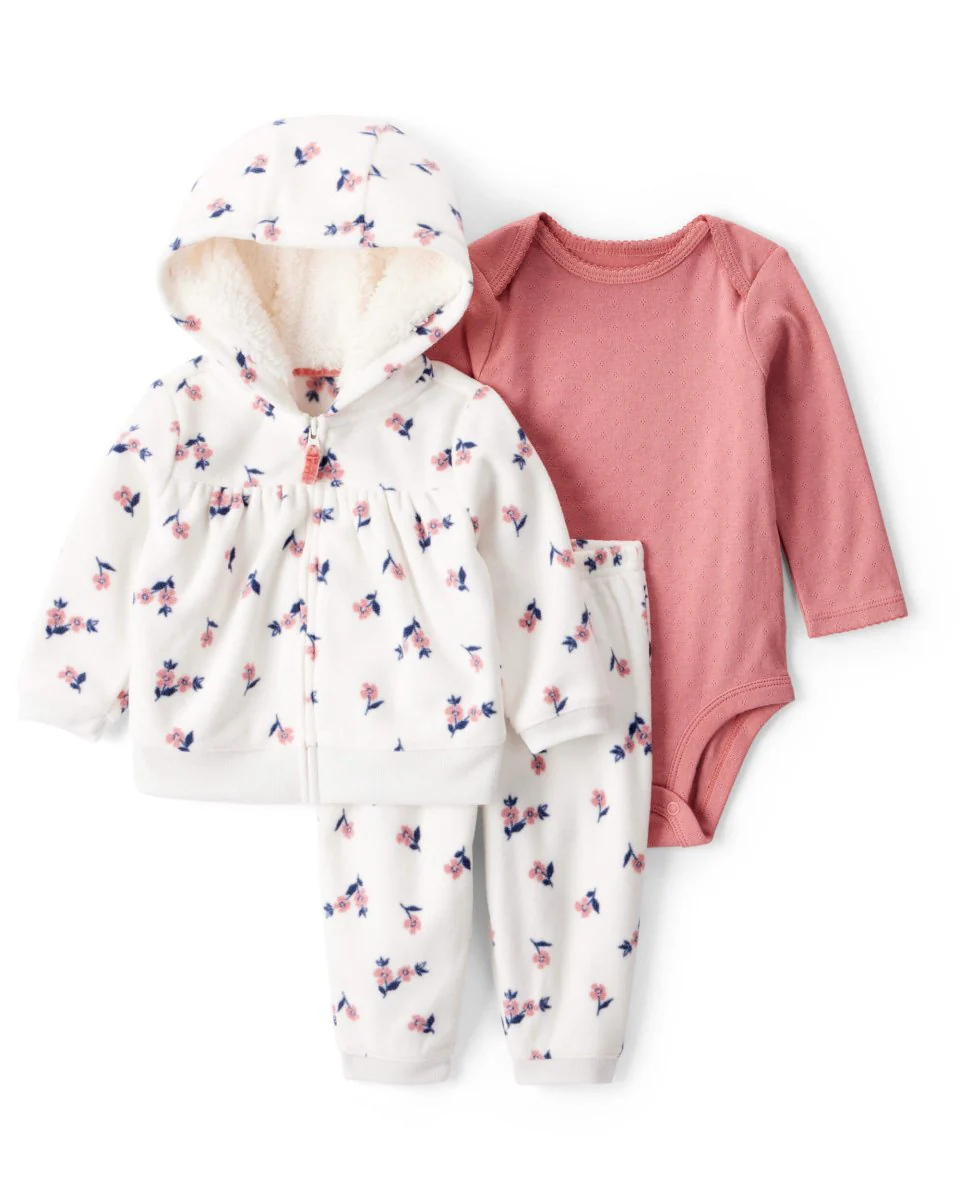 Conjunto de tres piezas con chaqueta floral en marfil, body y pantalón