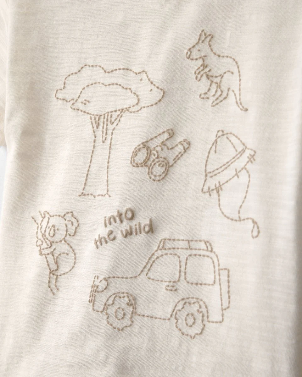 Conjunto tres piezas de algodón con camiseta, body y pantalón corto con diseño “Into the Wild” - Image 3